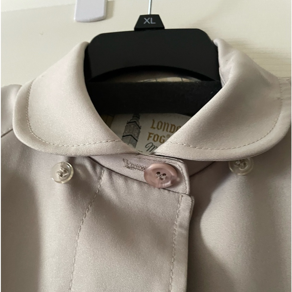 Very nice  like new London Fog trench. Feminine collar button lined coat.